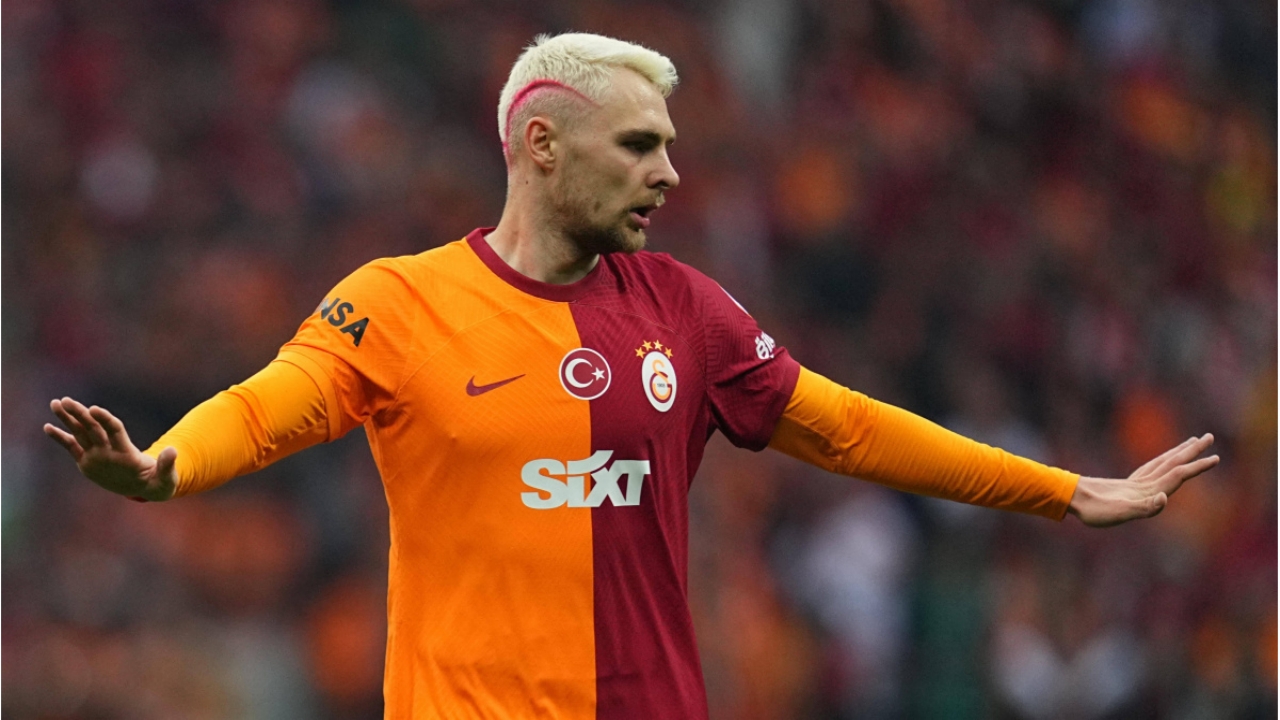 Foto - Galatasaray’ın ünlü futbolcusundan büyük edepsizlik! Taktığı şapkada yazan şey "Defol git Türkiye’den hadsiz herif" dedirtti
