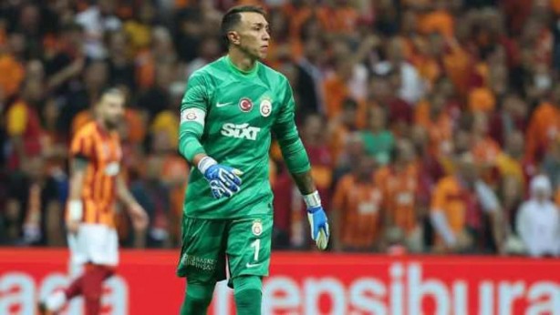 Foto - Galatasaray'ın yaşayan efsanesi Muslera, o hareketiyle Türkiye'nin kalbini fethetti! Sen ne kral adamsın be! İşte "Helal olsun" dedirten olay