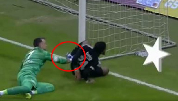 Foto - Galatasaray'ın yaşayan efsanesi Muslera, o hareketiyle Türkiye'nin kalbini fethetti! Sen ne kral adamsın be! İşte "Helal olsun" dedirten olay