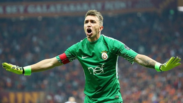 Foto - Galatasaray'ın yaşayan efsanesi Muslera, o hareketiyle Türkiye'nin kalbini fethetti! Sen ne kral adamsın be! İşte "Helal olsun" dedirten olay