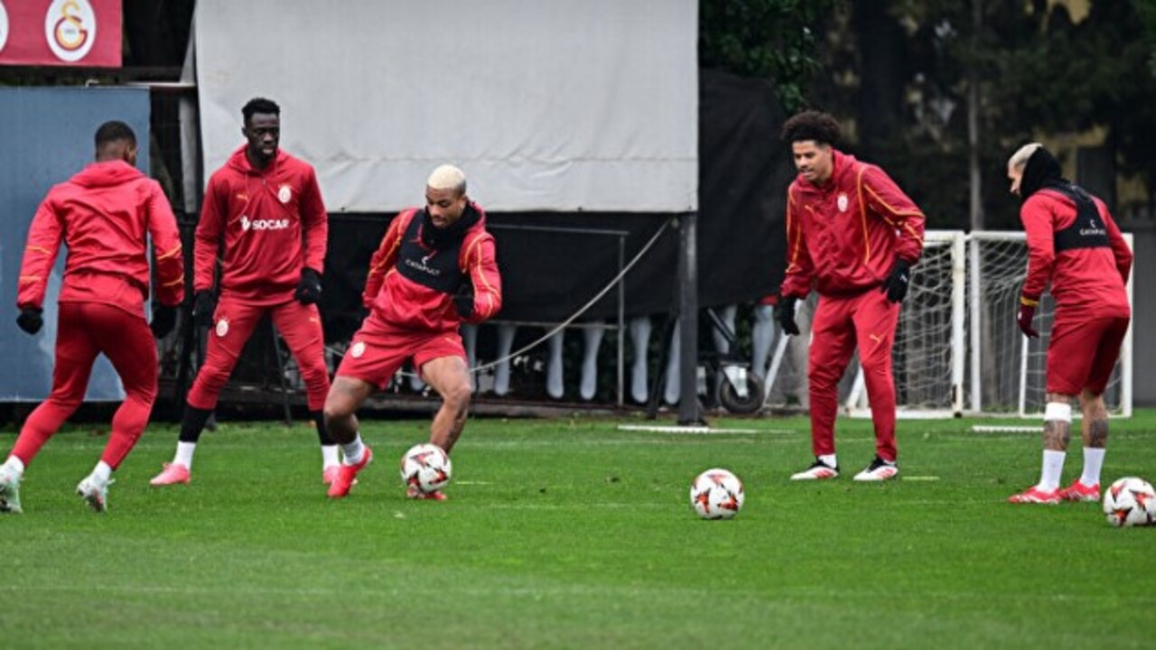 Foto - Galatasaraylı futbolcu espiri konusu oldu! ‘Cebine taş koyun'
