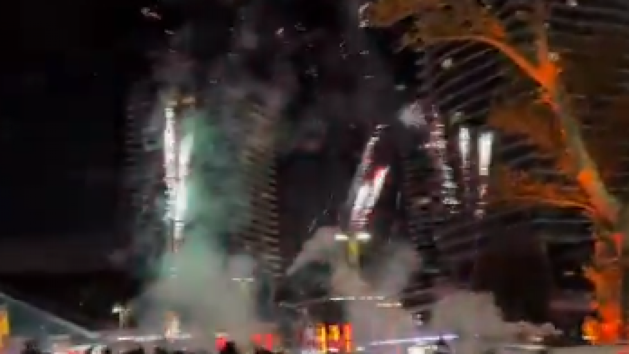 Foto - Galatasaraylı taraftarlardan büyük magandalık! Böyle bir rezillik olabilir mi? Bu neyin kafası beyler...