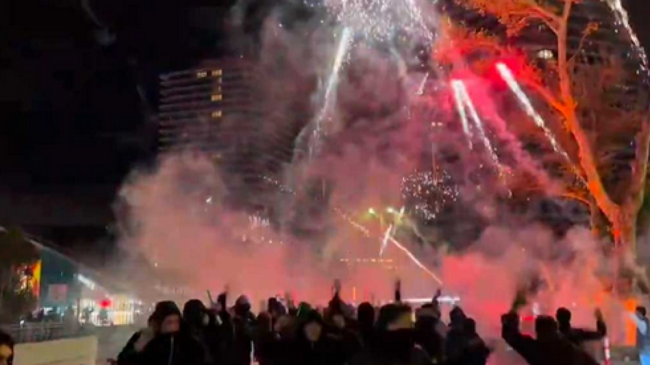 Foto - Galatasaraylı taraftarlardan büyük magandalık! Böyle bir rezillik olabilir mi? Bu neyin kafası beyler...