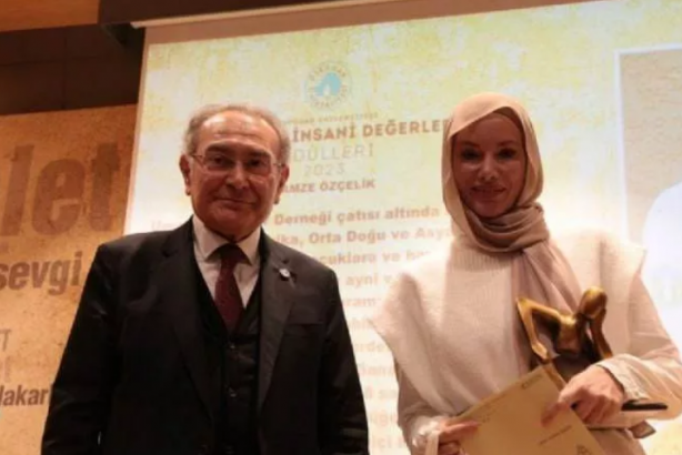Foto - Gamze Özçelik'ten anlamlı sözler! Yüce Allah bana fark ettirdiği için şükrediyorum