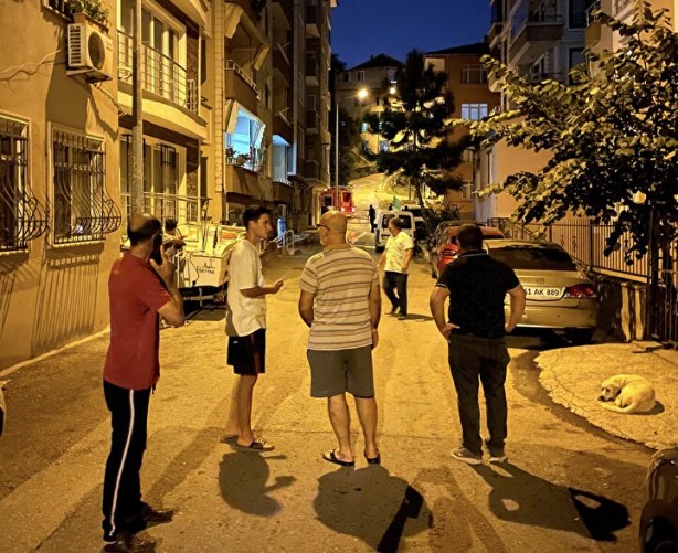 Foto - Gaz kokusu alarma geçirdi! Patlama ihtimaline karşı mahalleli sokağa döküldü