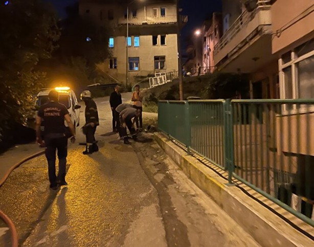 Foto - Gaz kokusu alarma geçirdi! Patlama ihtimaline karşı mahalleli sokağa döküldü