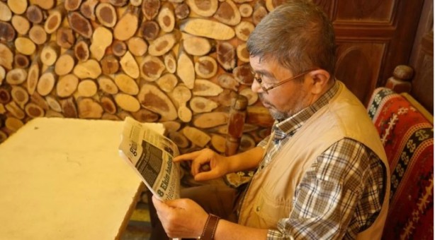 Gazete okumak hiç bu kadar zor olmamıştı! Bakın gazeteyi nasıl okuyor