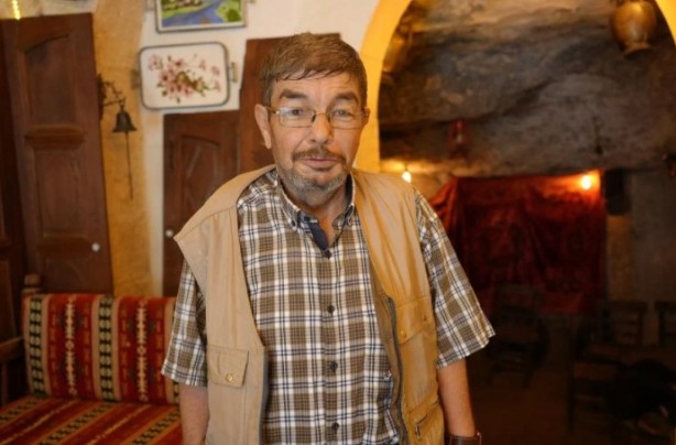 Foto - Gazete okumak hiç bu kadar zor olmamıştı! Bakın gazeteyi nasıl okuyor