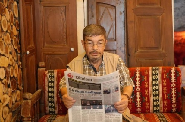 Foto - Gazete okumak hiç bu kadar zor olmamıştı! Bakın gazeteyi nasıl okuyor