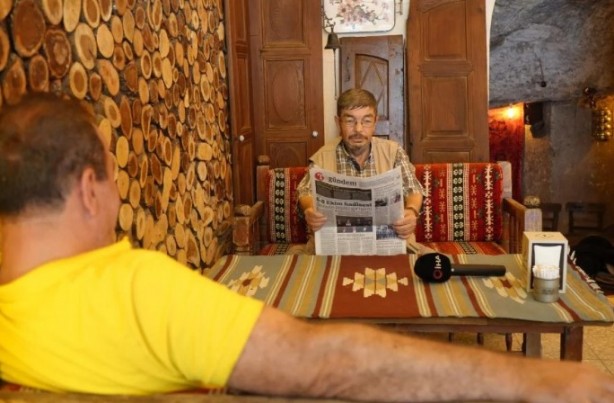 Foto - Gazete okumak hiç bu kadar zor olmamıştı! Bakın gazeteyi nasıl okuyor