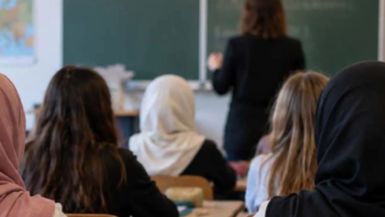 Foto - Gazi, başörtüsü yasağına isyan etti: "Bu kolumu vatan için verdim ama kızım okula alınmıyor"