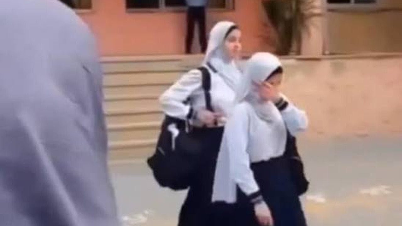 Foto - Gazi, başörtüsü yasağına isyan etti: "Bu kolumu vatan için verdim ama kızım okula alınmıyor"