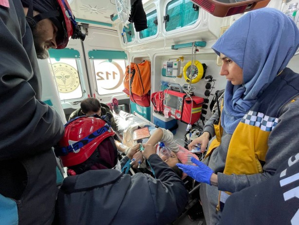 Foto - Gaziantep İslahiye'de genç kız enkazdan 78 saat sonra kurtarıldı