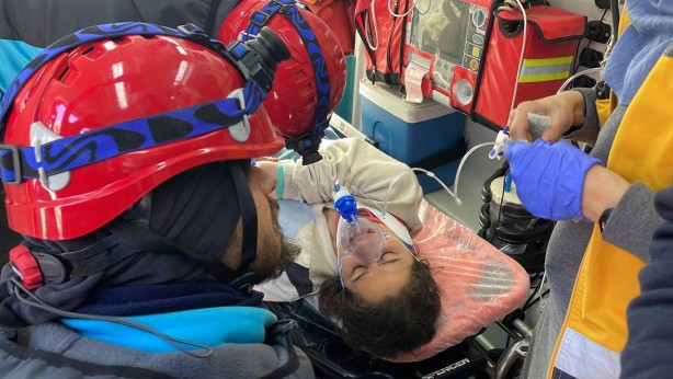 Foto - Gaziantep İslahiye'de genç kız enkazdan 78 saat sonra kurtarıldı