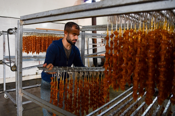 Foto - Gaziantep'in üzümleri cevizli sucuğa dönüşüyor!