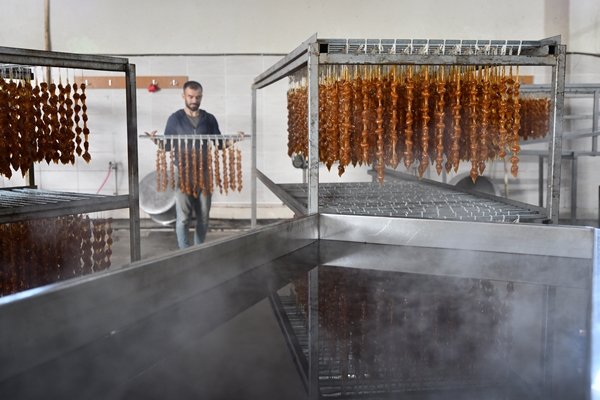 Foto - Gaziantep'in üzümleri cevizli sucuğa dönüşüyor!