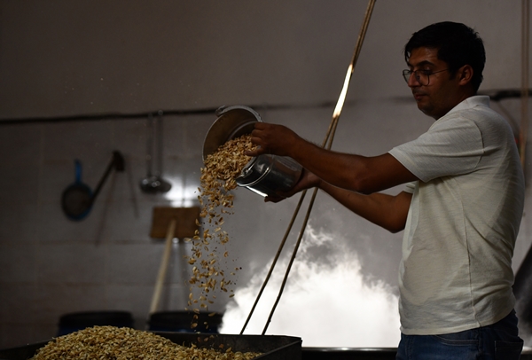 Foto - Gaziantep'in üzümleri cevizli sucuğa dönüşüyor!