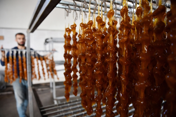 Foto - Gaziantep'in üzümleri cevizli sucuğa dönüşüyor!