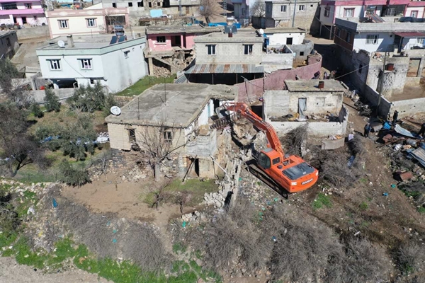 Foto - Gaziantep'te ağır hasarlı yapıların yıkımına başlandı