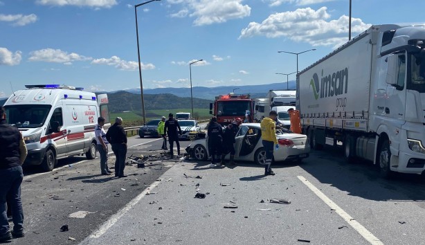 Gaziantep'te feci kaza! Otomobil TIR'a arkadan çarptı, 2 kişi öldü