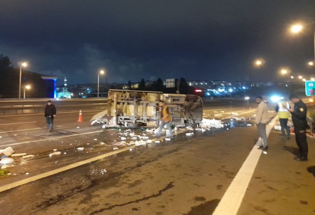 Foto - Gaziosmanpaşa TEM Otoyolu'nda balık yüklü kamyonet devrildi