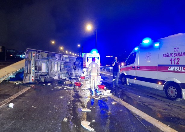 Gaziosmanpaşa TEM Otoyolu'nda balık yüklü kamyonet devrildi