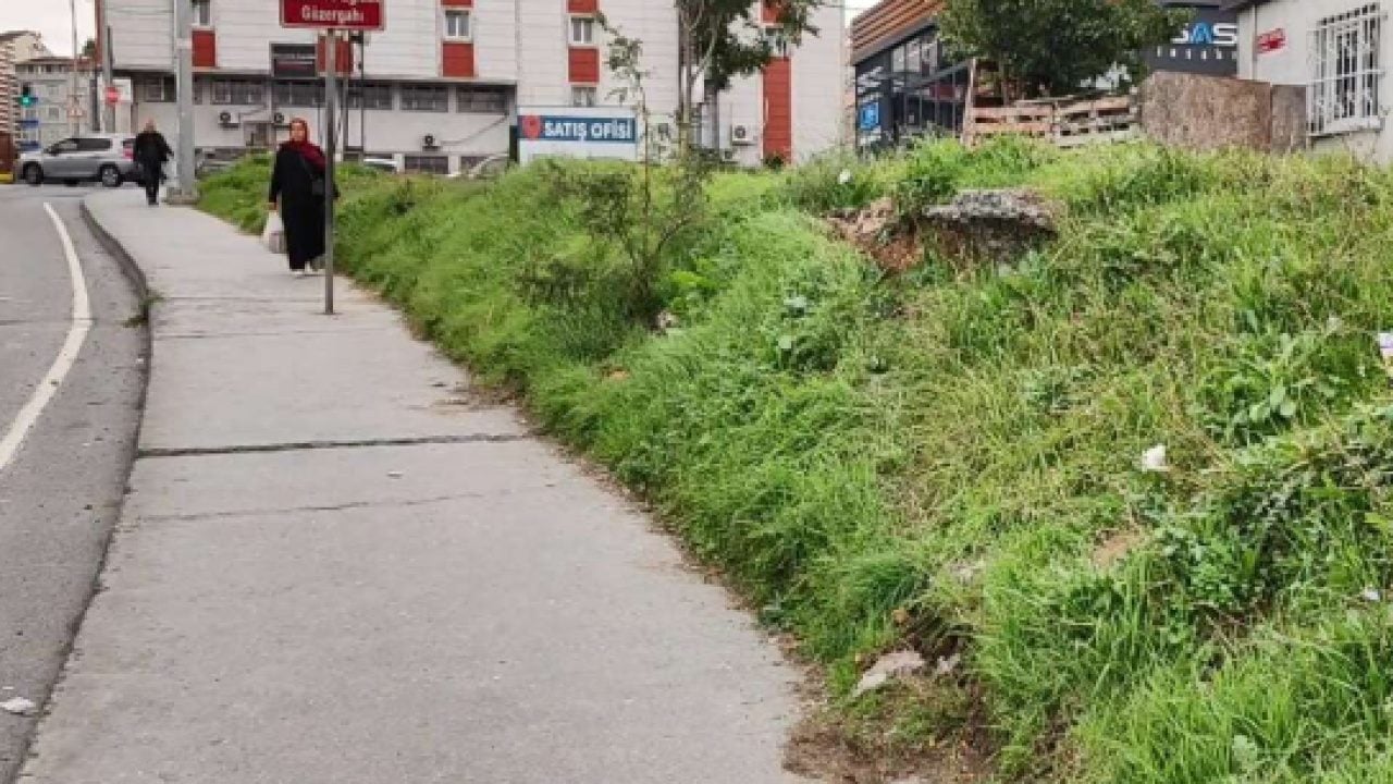 Foto - Gaziosmanpaşa’da yürek yakan kaza! 2 çocuğu için kendini feda etti: Talihsiz anne devrilen aracın altında kalarak can verdi