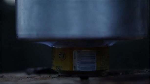 Foto - Gazlı içecek kutusuyla yaptığı şeye inanamayacaksınız