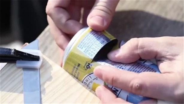 Foto - Gazlı içecek kutusuyla yaptığı şeye inanamayacaksınız