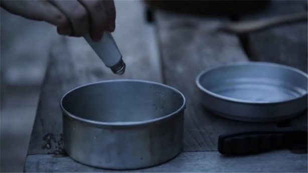 Foto - Gazlı içecek kutusuyla yaptığı şeye inanamayacaksınız