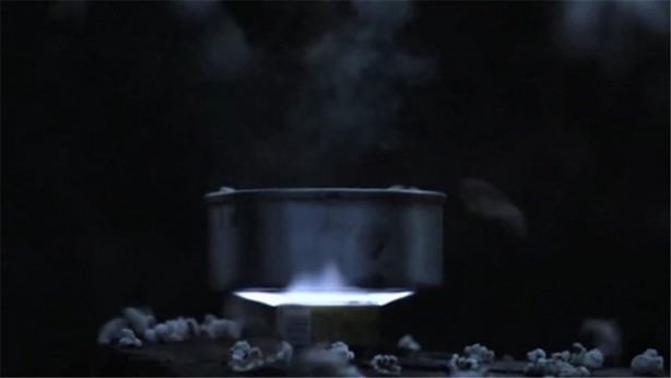 Foto - Gazlı içecek kutusuyla yaptığı şeye inanamayacaksınız