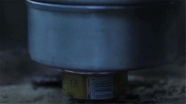 Foto - Gazlı içecek kutusuyla yaptığı şeye inanamayacaksınız