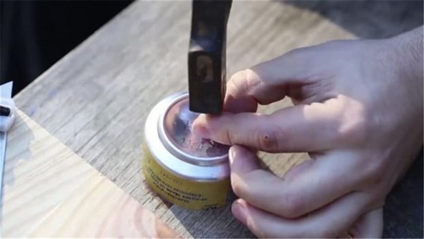 Foto - Gazlı içecek kutusuyla yaptığı şeye inanamayacaksınız