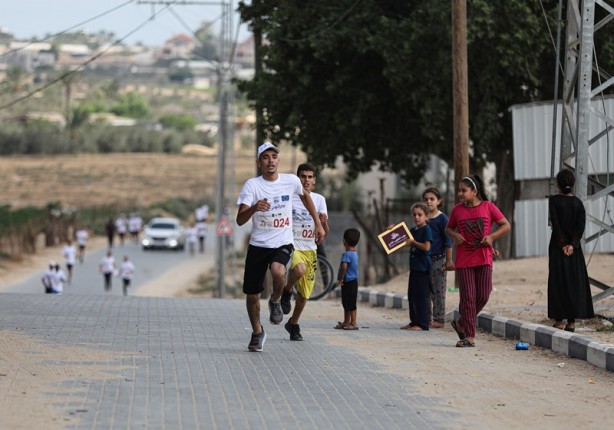 Foto - Gazze Şeridi'nde çocuklar, yoksulluğa dikkat çekmek için koştu