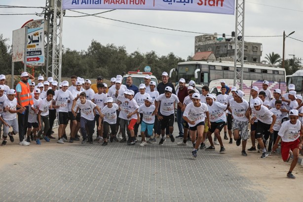 Gazze Şeridi'nde çocuklar, yoksulluğa dikkat çekmek için koştu