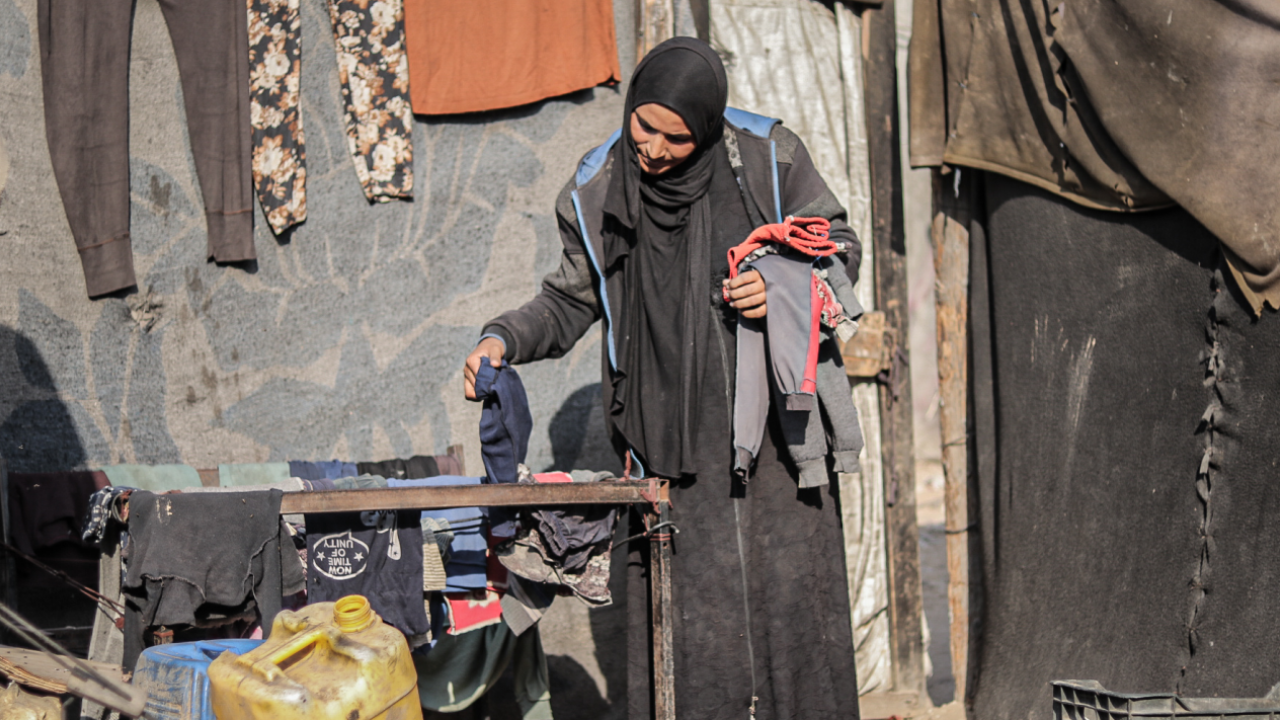 Gazze'de bir annenin omzuna yıkılan dünya! Bombalar sustu, açlık başladı! Yıkıntıların arasında bir kadının imkansızla mücadelesi