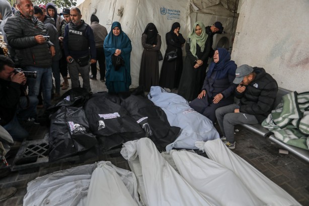 Foto - Terörist İsrail durmuyor! Gün gelecek… Gazze’de can kaybı 28 bin 176’ya yükseldi!