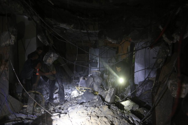 Foto - Gazze'de gece boyunca enkazdan çocuk çıkardılar...