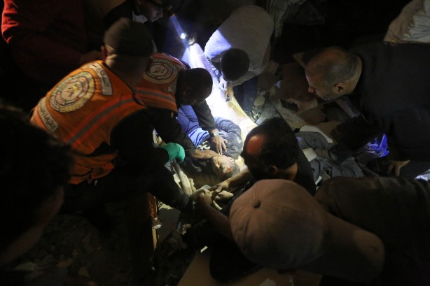 Foto - Gazze'de gece boyunca enkazdan çocuk çıkardılar...