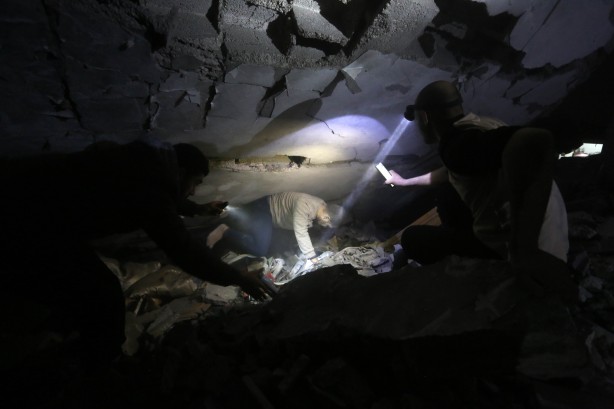 Foto - Gazze'de gece boyunca enkazdan çocuk çıkardılar...