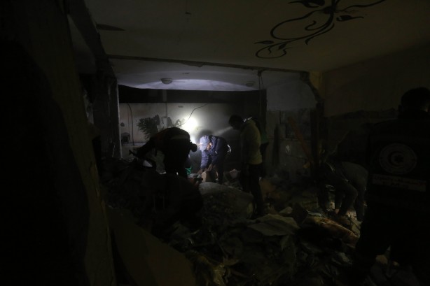 Foto - Gazze'de gece boyunca enkazdan çocuk çıkardılar...