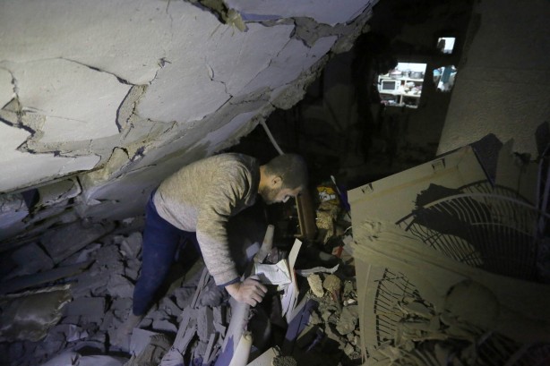 Foto - Gazze'de gece boyunca enkazdan çocuk çıkardılar...