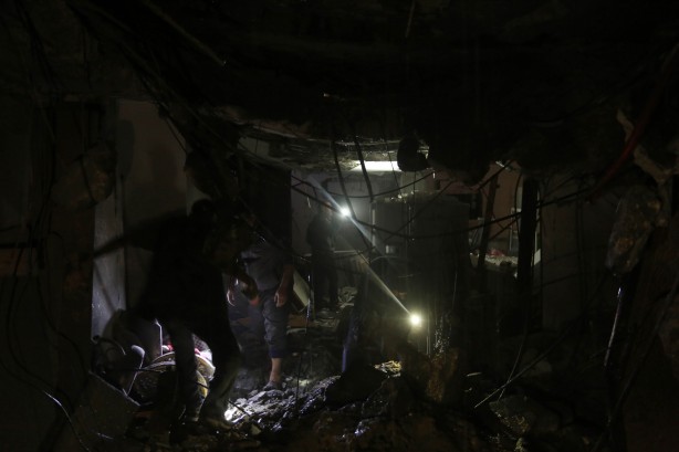 Foto - Gazze'de gece boyunca enkazdan çocuk çıkardılar...