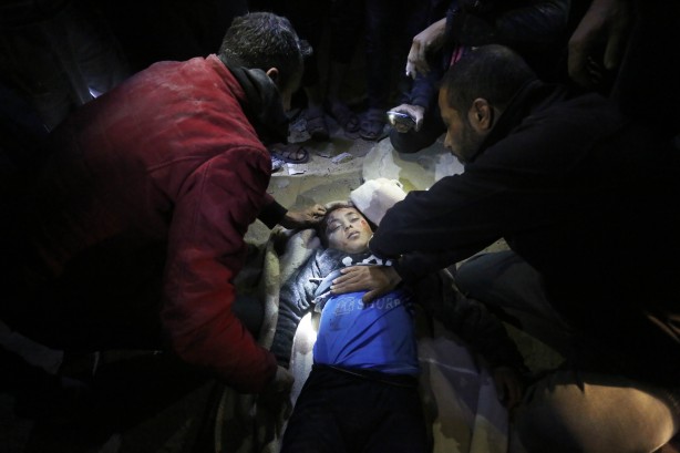Foto - Gazze'de gece boyunca enkazdan çocuk çıkardılar...