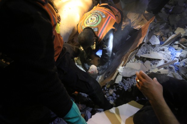Foto - Gazze'de gece boyunca enkazdan çocuk çıkardılar...