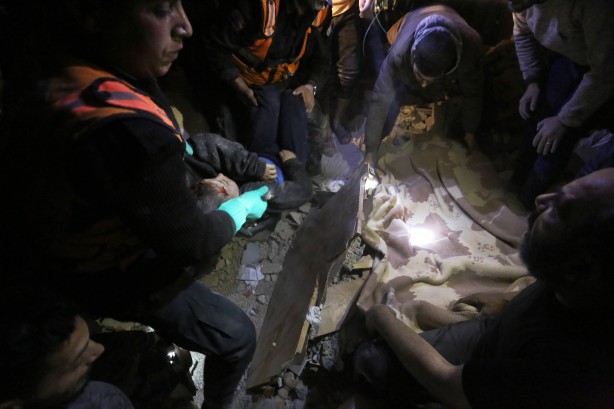 Foto - Gazze'de gece boyunca enkazdan çocuk çıkardılar...