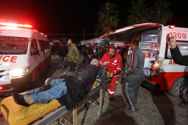 Foto - Gazze'de gece boyunca enkazdan çocuk çıkardılar...