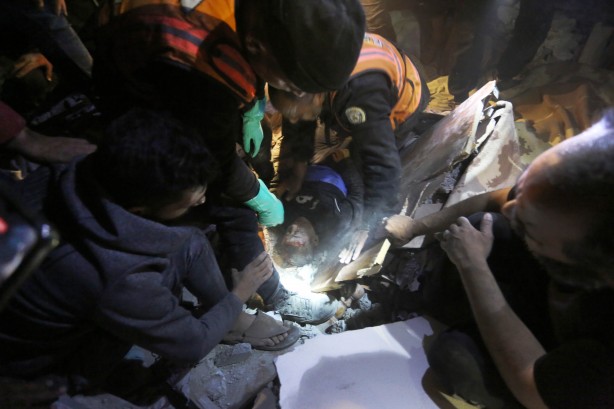 Foto - Gazze'de gece boyunca enkazdan çocuk çıkardılar...