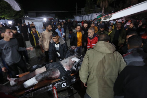 Foto - Gazze'de gece boyunca enkazdan çocuk çıkardılar...