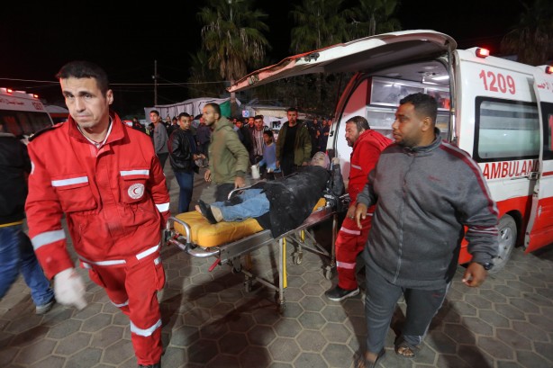 Foto - Gazze'de gece boyunca enkazdan çocuk çıkardılar...